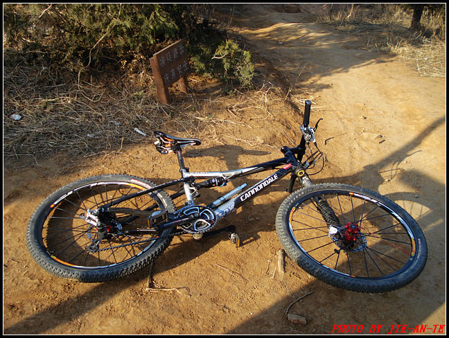 静静躺在黄土地上的“左撇子”