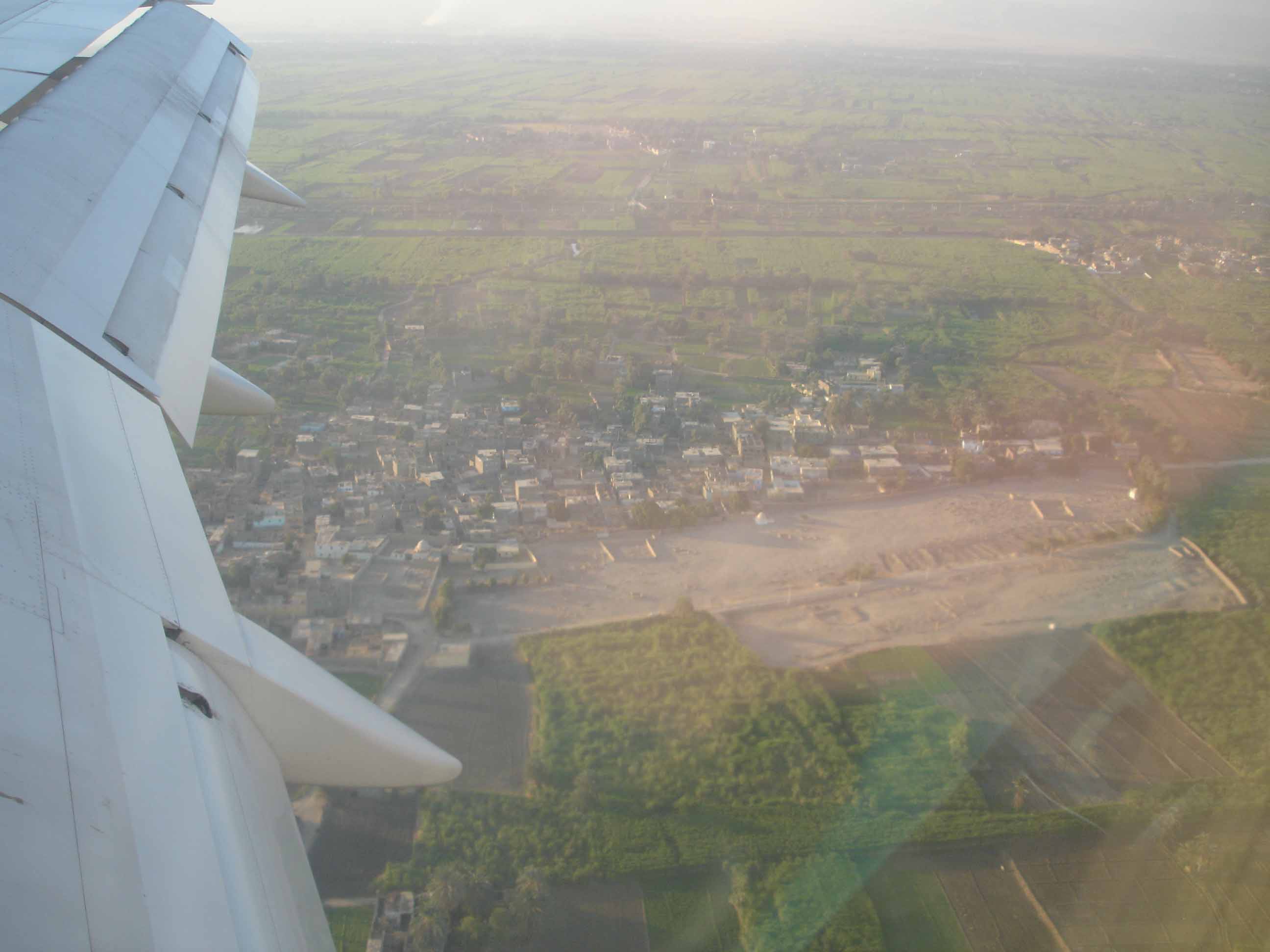在沙漠上空飞了好久，终于看到绿色了