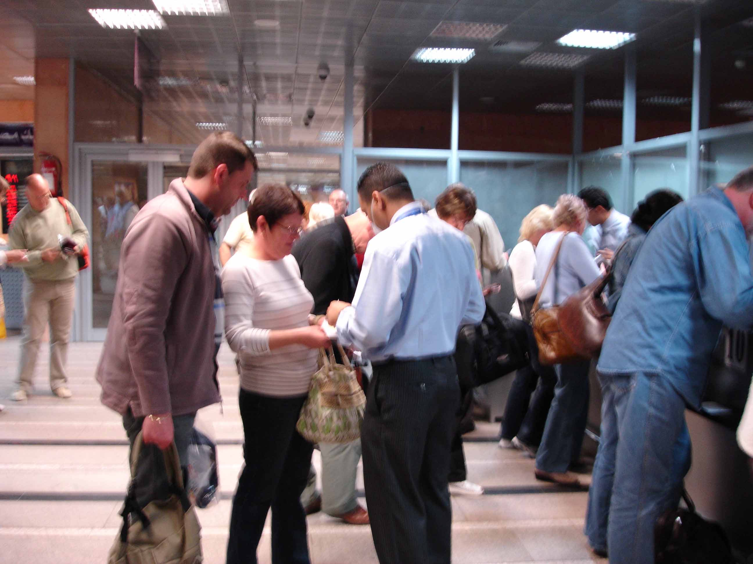 机场的工作人员戴着口罩，让我意识到现在是流感时期。