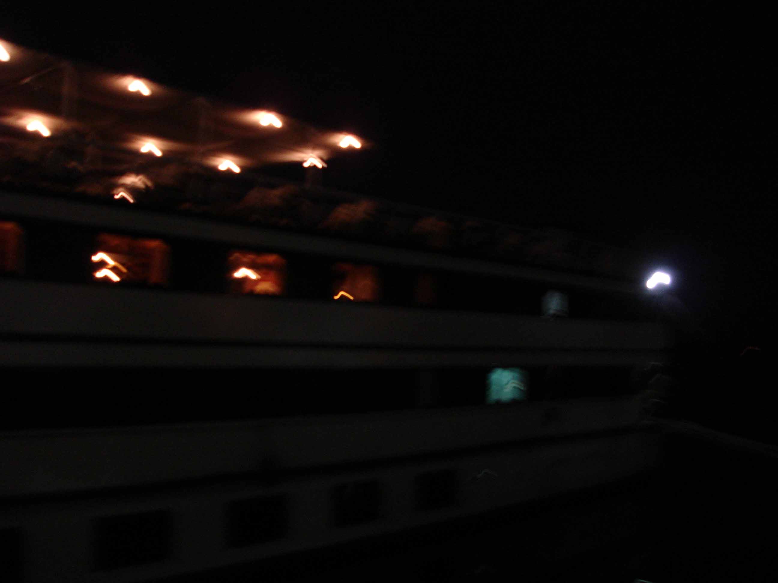 出了卢克索机场，大巴把我们送到游船时，天已黑了。上船，各自找到自己的房间后，到船的顶层酒吧开会。我拿 ...