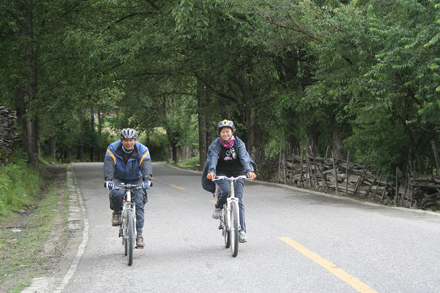 一品向来是看见女生就兴奋，还清楚的记得爬业拉山时作为收队的他他陪着美女边超我边说：加油，山顶见 ...