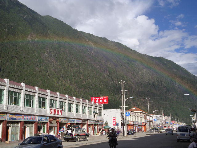 返回波密，天上挂起了彩虹，眼疾手快的壮壮立马照片记下，看吧，波密在欢迎我们回来 ... ... ... ...