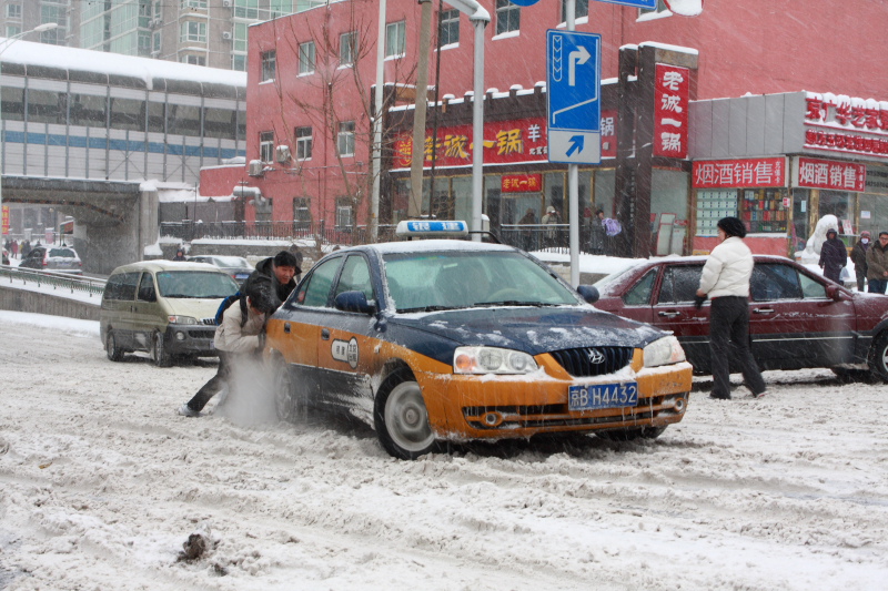 好心人帮忙推车