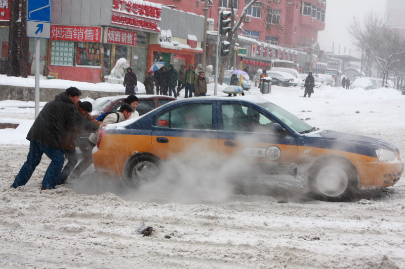 前轮都冒烟儿了，后轮不动，呵呵~前驱的车