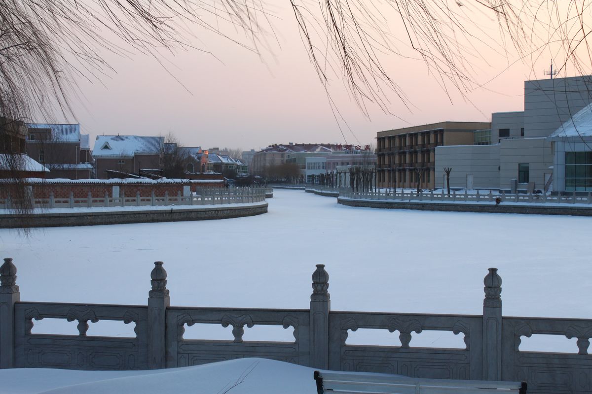 白雪覆盖的如意湖