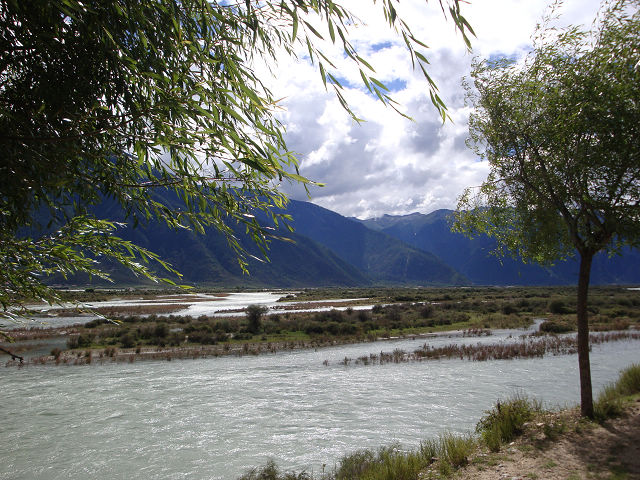 这碧绿碧绿的就是尼洋河，沿着尼洋河就能到拉萨了