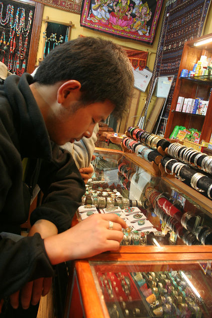 晚上，大家开始采购