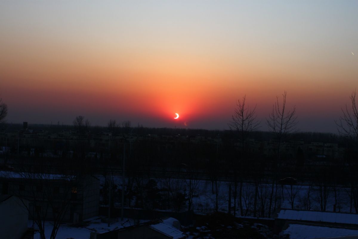 火红的夕阳，笑弯了脸