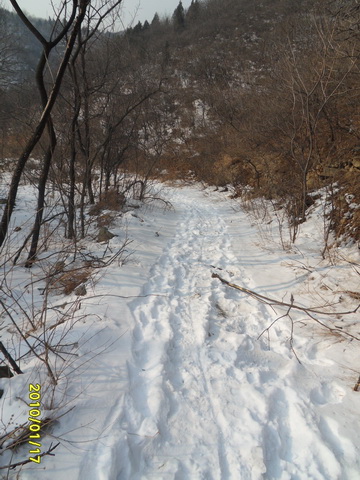 水库的路况，不能开避震，因为走的人少，雪还很厚，还好路不是很颠