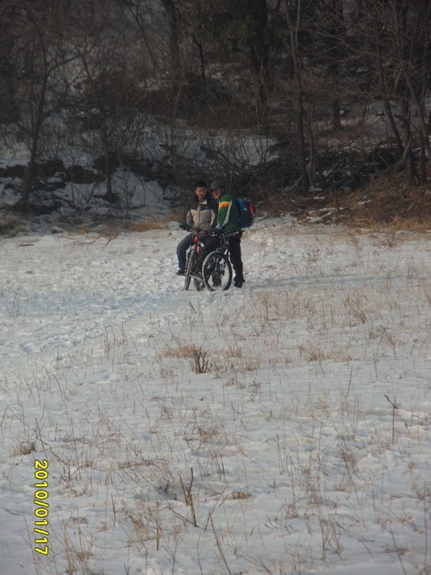 往果园去的路，跟我之前走的不一样，不过后来还是走到一条路上来了