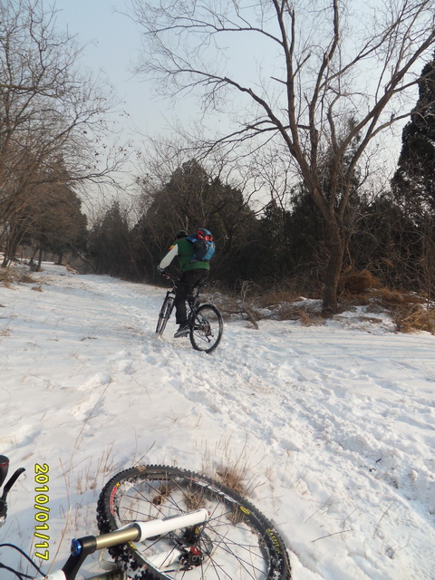地下躺着的是我滴新车，行程长感觉好舒服啊(*^__^*) 嘻嘻……