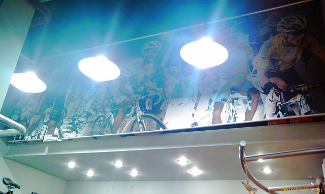 巨幅招贴画，我已经没有心情欣赏了。