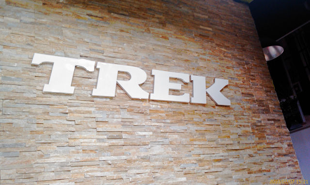 武侠小说看多了，以为这样的墙壁后边有暗格。