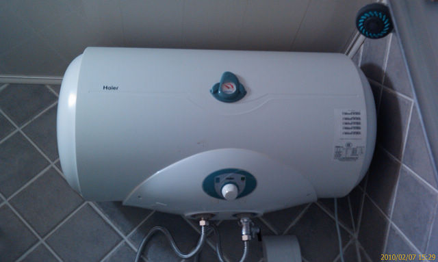 厕所里面，果然有个小间，打开一看，原来是……