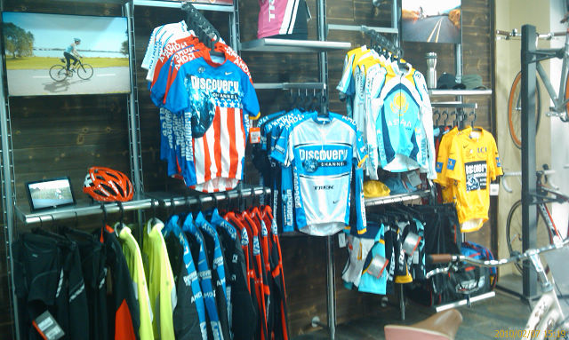 佛要金装，人要衣装，骑行服那是必须的。