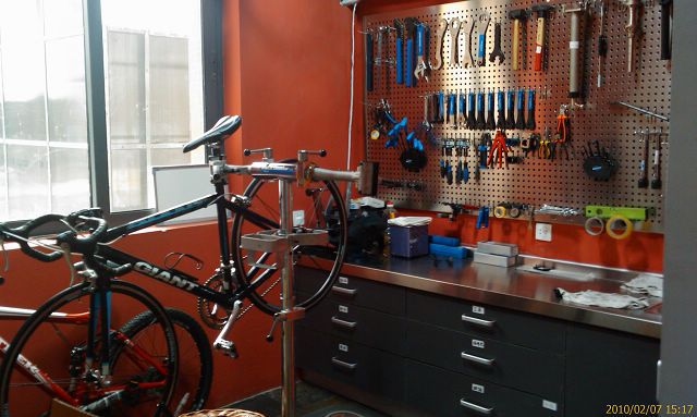 宽敞的操作间，挂着一辆很风骚的公路车。