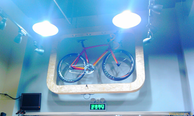 如梦似幻的灯光，增加了我寻找的难度。