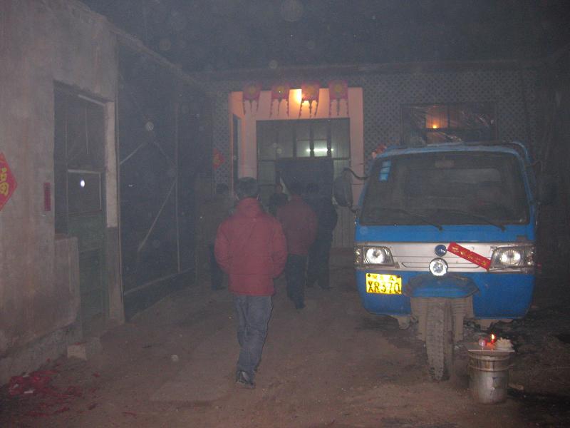 进入一家院子。