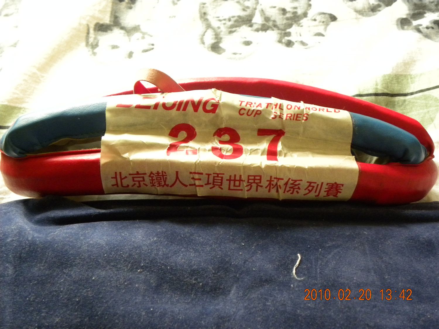 这是我参加铁人三项时戴的头盔