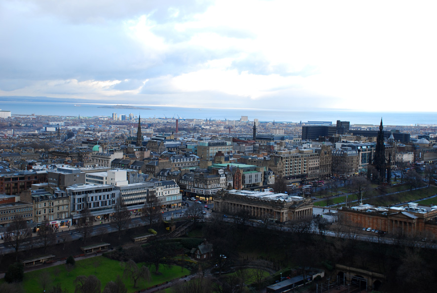 俯瞰爱丁堡，远方是北海.jpg