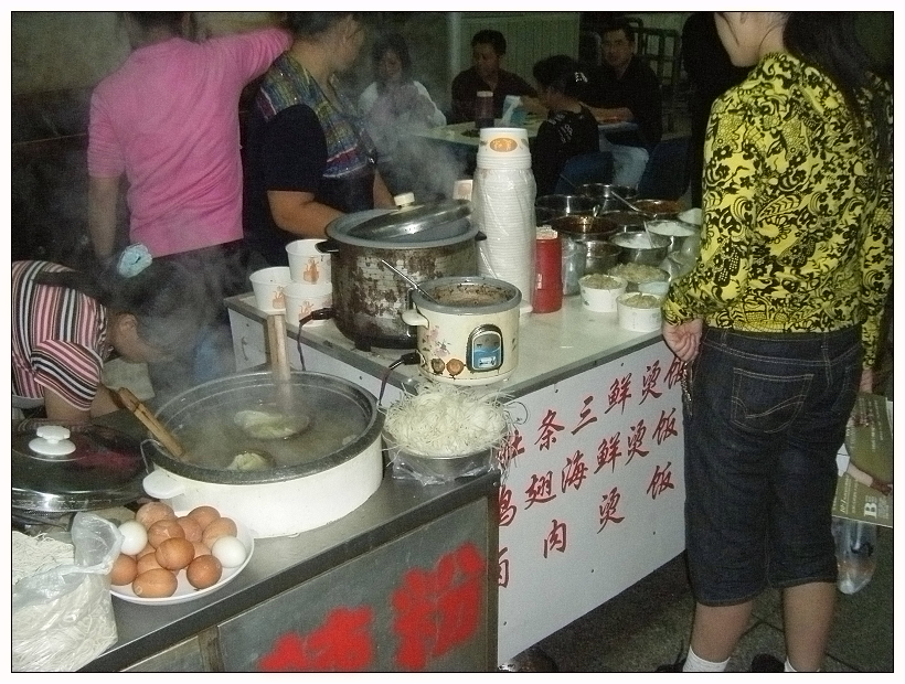 领导在摊位前徘徊踅摸呢