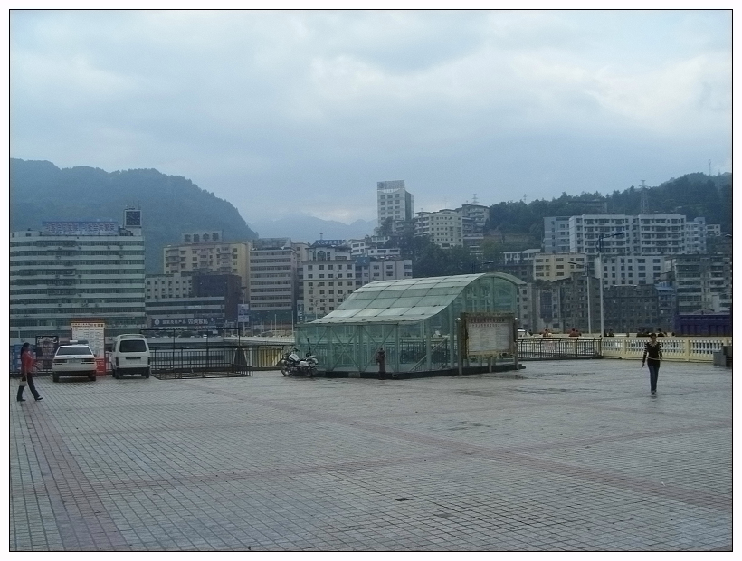 北桥头广场，县城在两山之间坐落，一条乌江穿城而过。