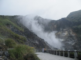 阳明山小油坑死火山口喷出的硫磺气