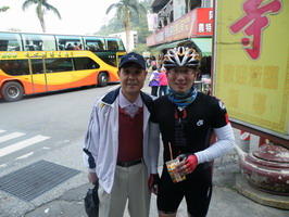 与台湾车友留影