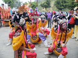 妈祖庙前的进香表演
