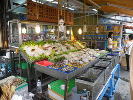 海滨沙滩街面上的海鲜品