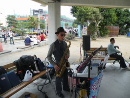 海滨街头卖艺人