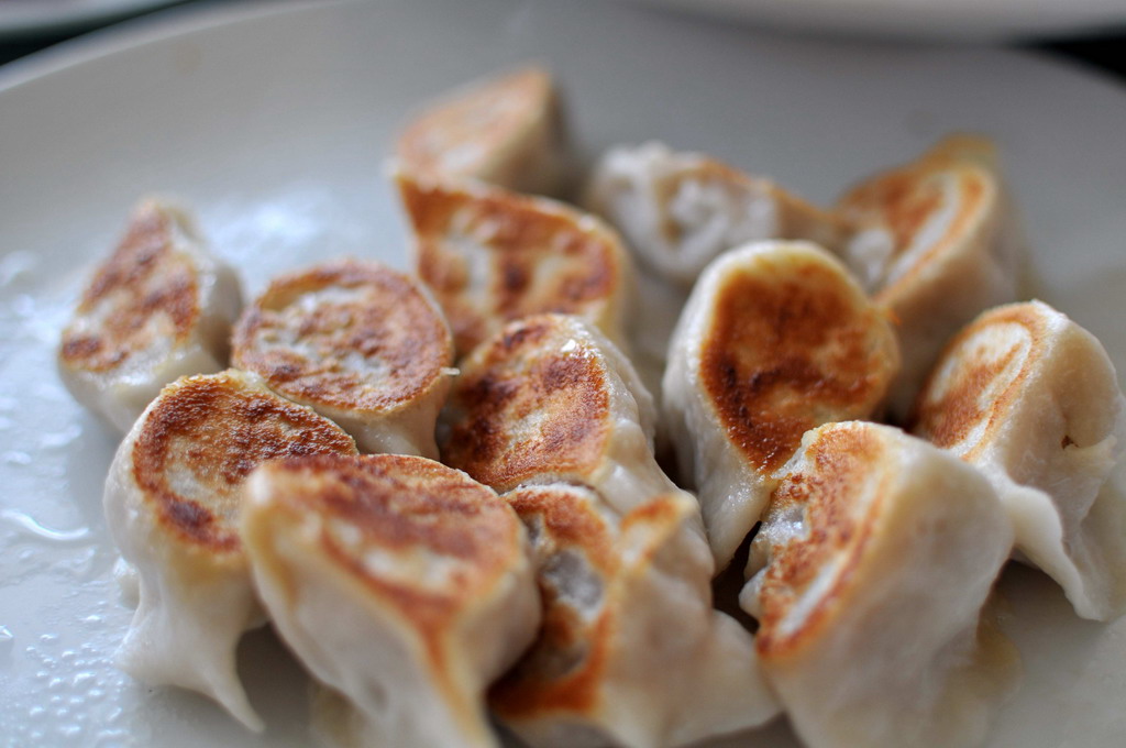 去的时候路过一个专做煎饺的饭店，味美价廉