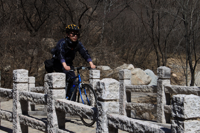 骑在山间的小路上，考验屁股啊，都是石子儿的路面