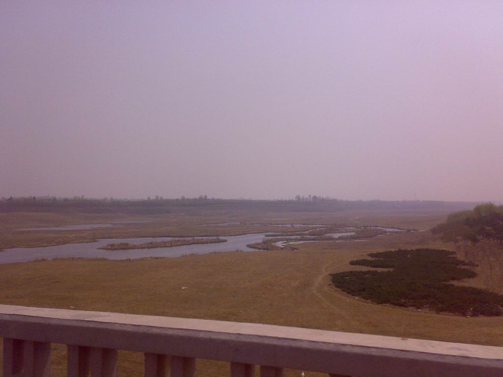 路过一条干河床