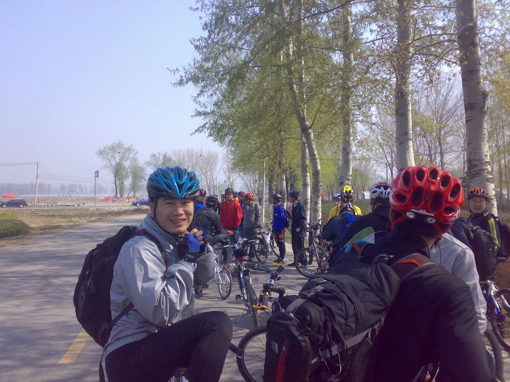 第一次休息，大家有说有笑的