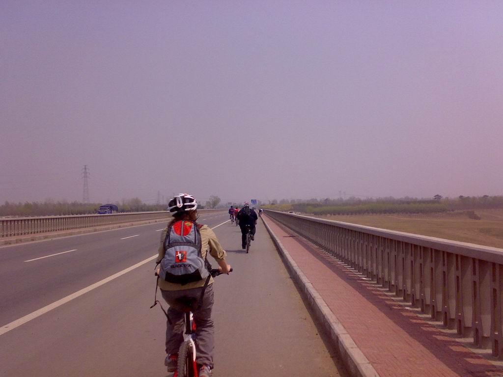 躲在美女后边偷拍，哈哈！