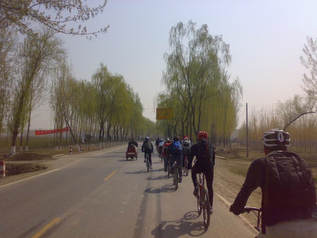 走在乡间的小路上