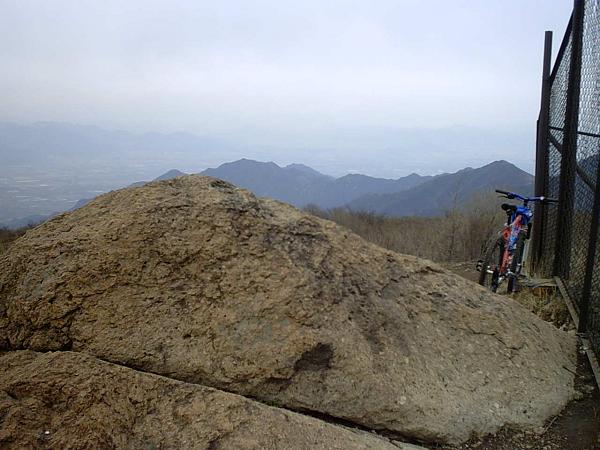 这里就是妙峰极顶，往北远眺昌平