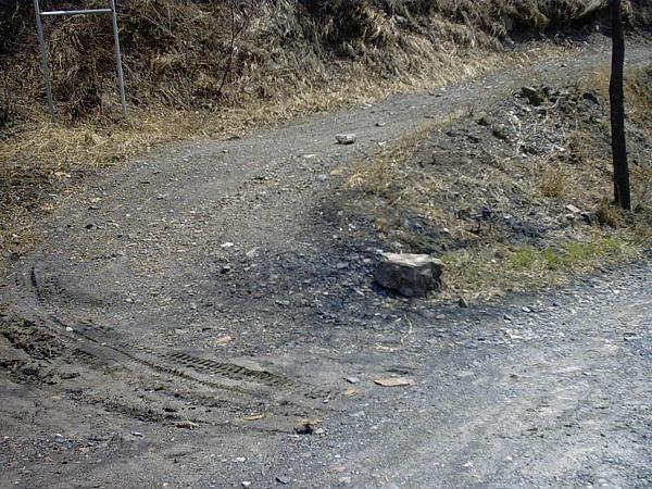 从这里右转继续爬升去大寒岭