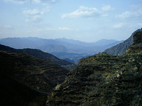 峡谷远眺黄草梁和灰金坨