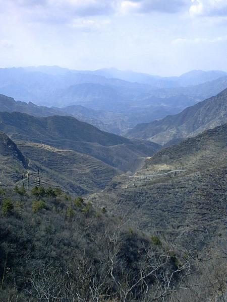 山谷纵深通往云端