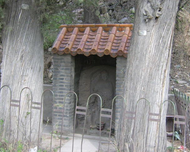 完善桥旁的佛祖