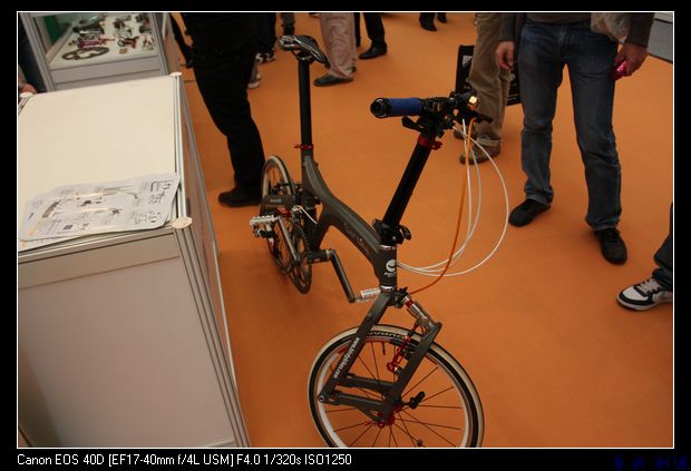 看到一辆鸟车，不过不是展品是车友骑来的