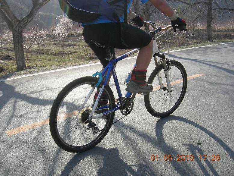 带找10斤沙袋骑车，够牛的吧