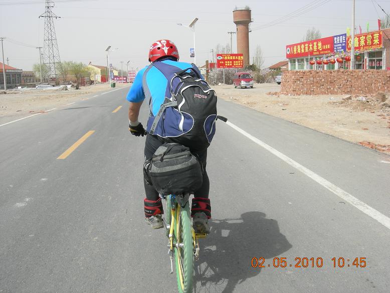 绑着10斤的沙袋，驮着2个大包，真是牛人