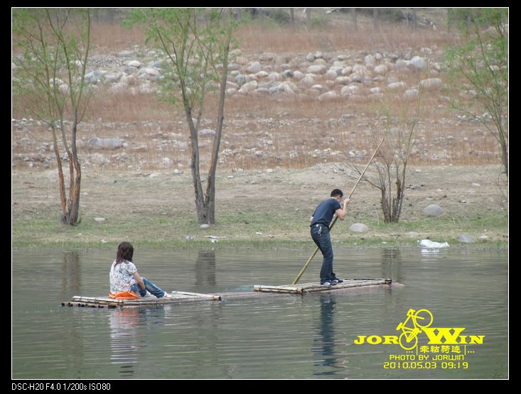 野三坡的小竹筏
