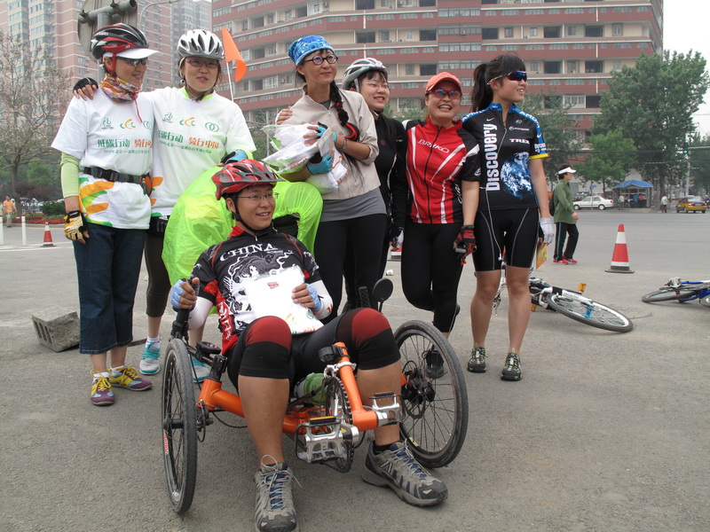 坐在躺车的是身尚，后排从左到右：烤土豆、加菲猫、雨儿、汪汪、麻小、十二 ...