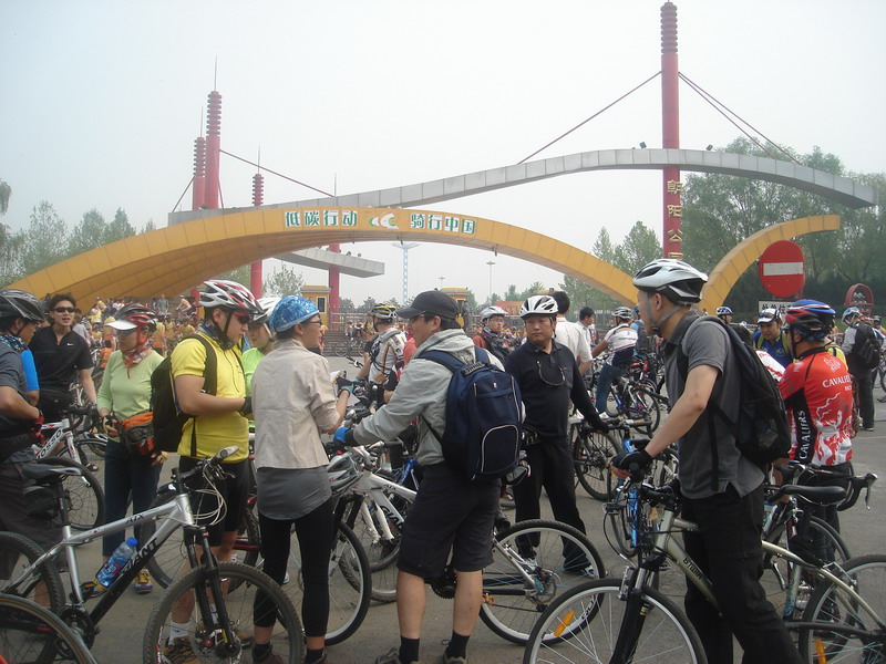 雨儿与车友在一起