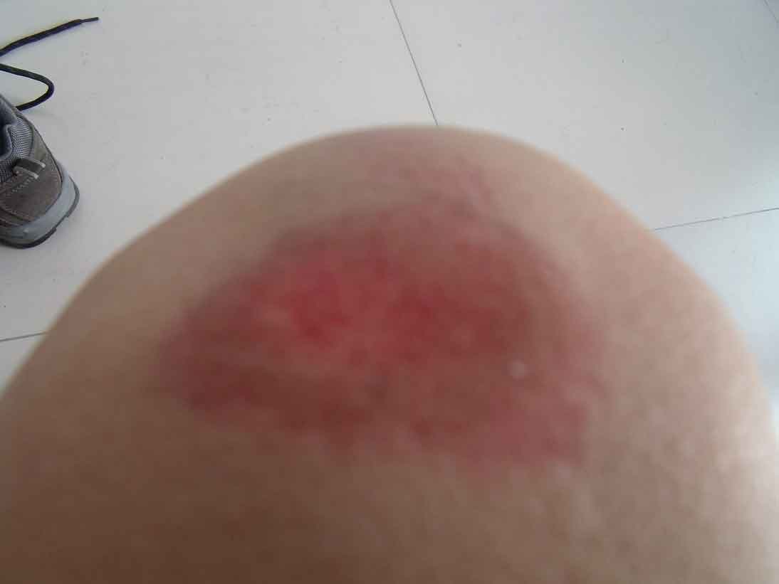 保持车距， 专心骑车！