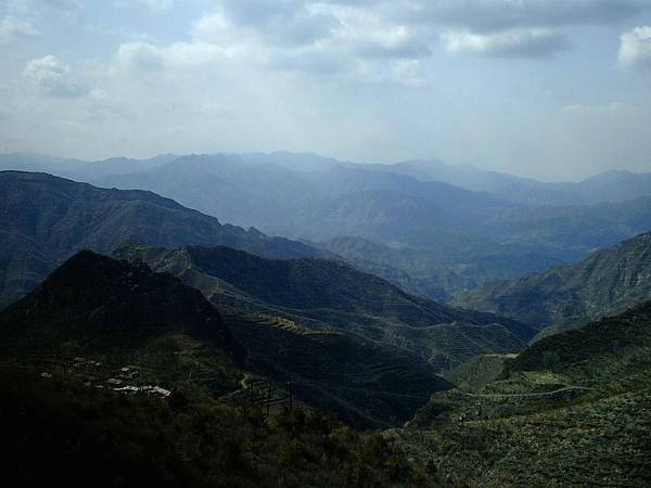 山起褶皱，深沟万壑